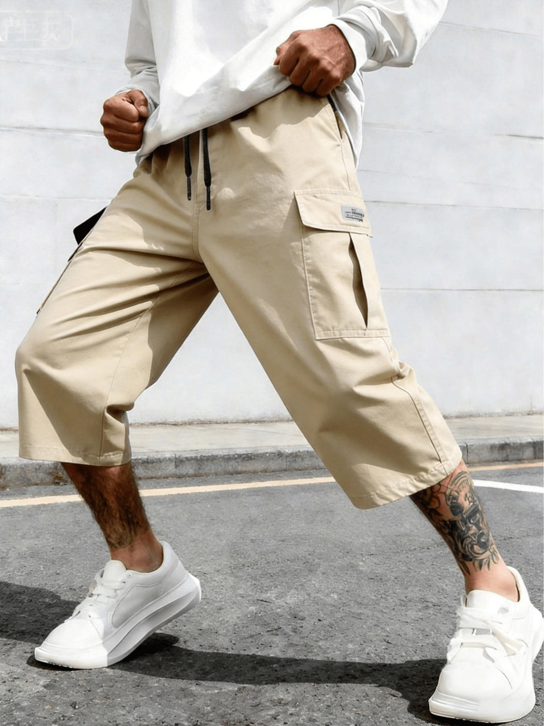 Khakifarbene Herren Streetwear Shorts, klassisch & bequem für entspannte Sommer-Outfits.