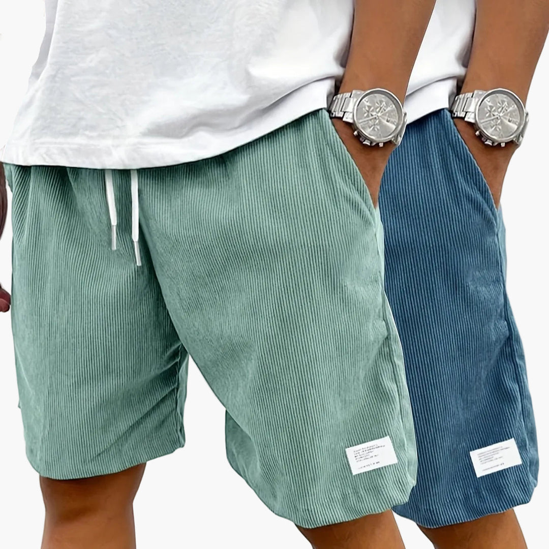Seitenansicht der lässigen Herren Streetwear Shorts, moderne Passform für urbanen Stil.