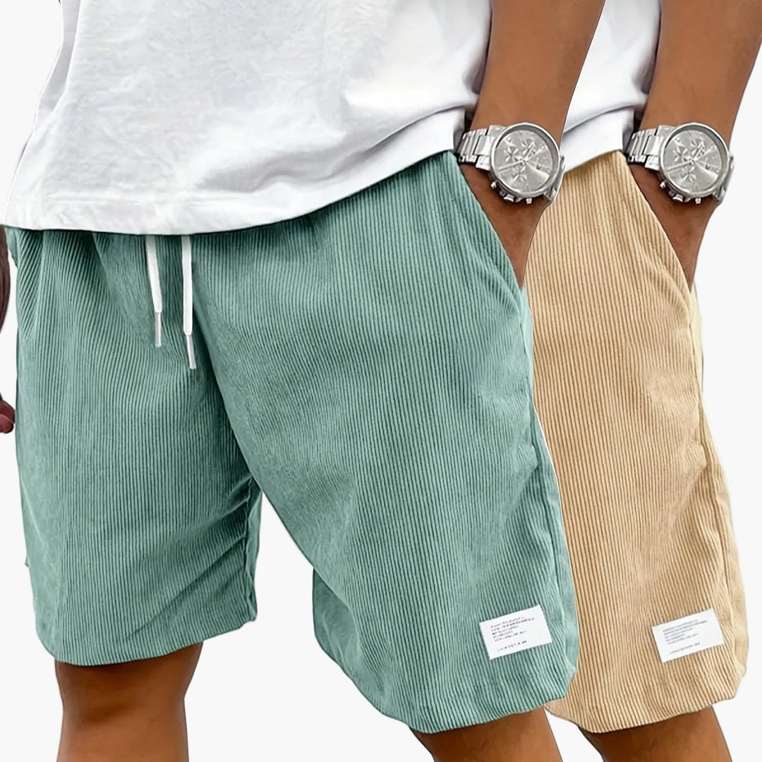 Gefaltete Herren Streetwear Shorts, bereit für Sommer und Freizeit, in verschiedenen Farben.
