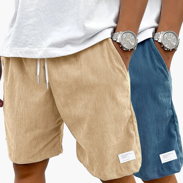 Herren Shorts im Streetwear-Stil auf Kleiderbügel, vielseitig für urbanen Alltag und Sport.
