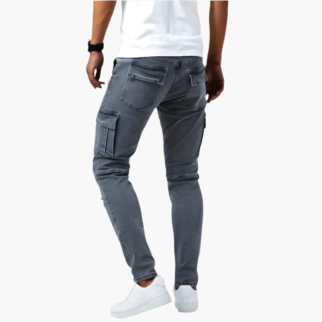 Moderne Herren Cargo-Hose im urbanen Stil aus Stretch-Material. Perfekt für Outdoor & Alltag mit praktischen Taschen.