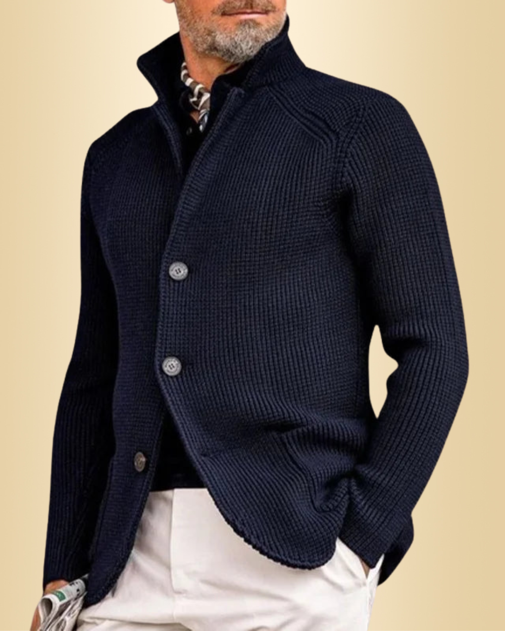 Elegante Herren-Strickjacke in Schwarz mit Stehkragen. Ideal für den modernen Mann im Herbst und Winter.