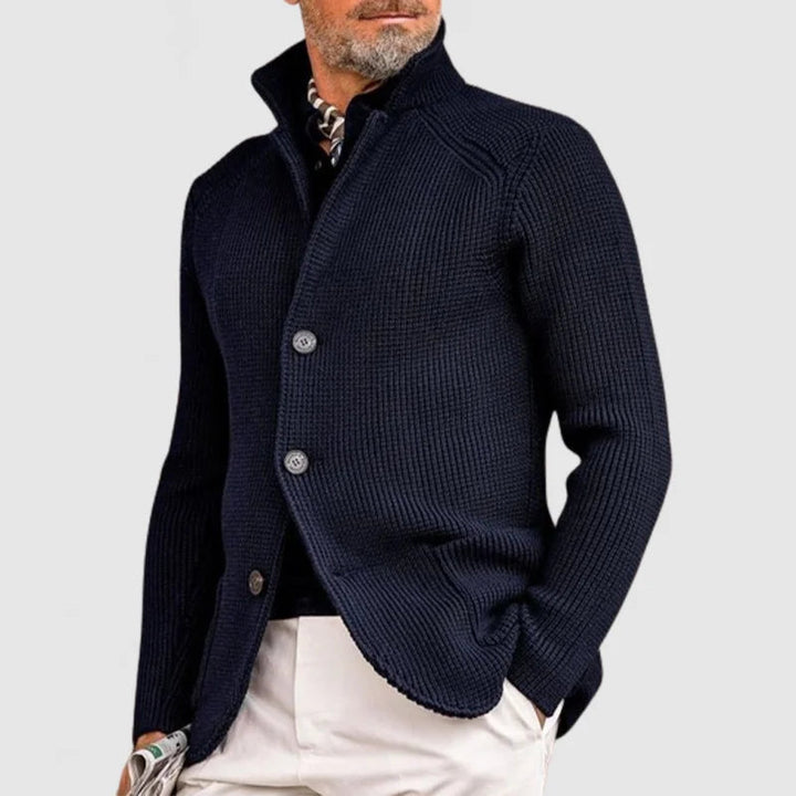 Komfortable beige Herren-Strickjacke mit Stehkragen. Vielseitige Oberbekleidung für stilvolle Casual-Looks.