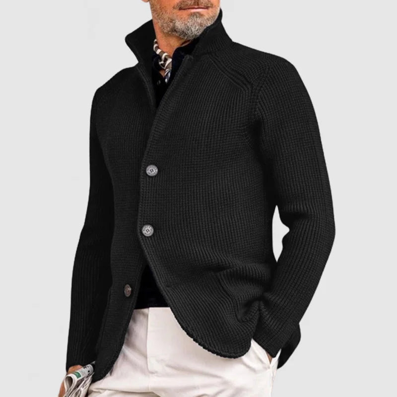 Graue Herren-Strickjacke mit Stehkragen. Zeitloser Stil für Herrenmode, perfekt für kühle Tage und Winter.