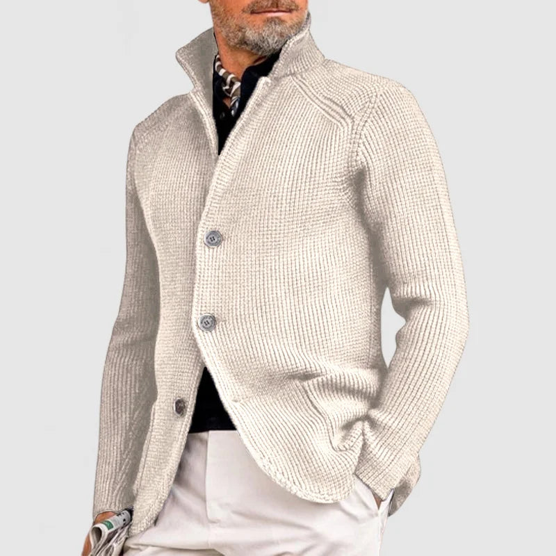 Braune Herren-Strickjacke mit Stehkragen. Elegante Jacke für den Alltag, bietet Wärme und modernen Look.