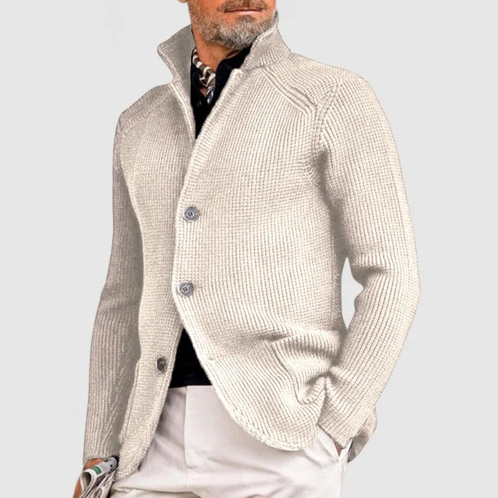 Braune Herren-Strickjacke mit Stehkragen. Elegante Jacke für den Alltag, bietet Wärme und modernen Look.