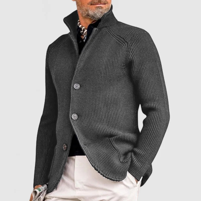 Stilvolle grüne Herren-Strickjacke mit Stehkragen. Gemütlich und elegant, ideal für den Schicht-Look.