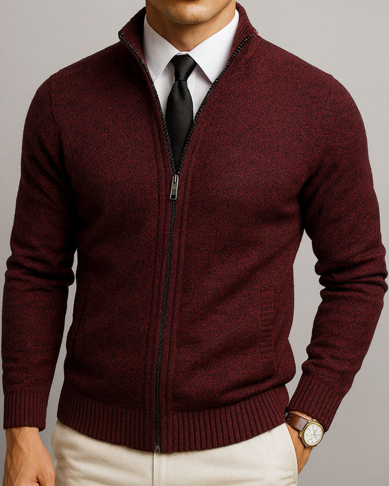Rückansicht der Herren Strickjacke. Zeitloser, langärmliger Cardigan für eleganten Komfort in Freizeit und Business.