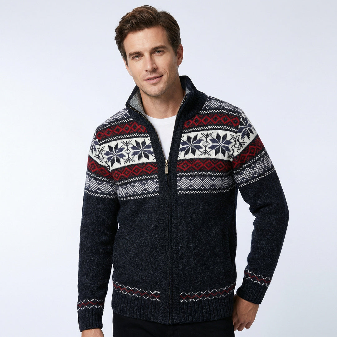Herren Strickjacke mit nordischem Design, Reißverschluss & hohem Kragen. Warme, stilvolle Freizeitmode für Männer.