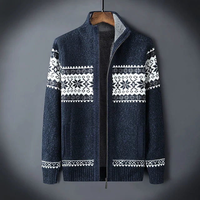 Detailansicht einer Herren Strickjacke: Hoher Kragen, Reißverschluss & feines nordisches Strickmuster.