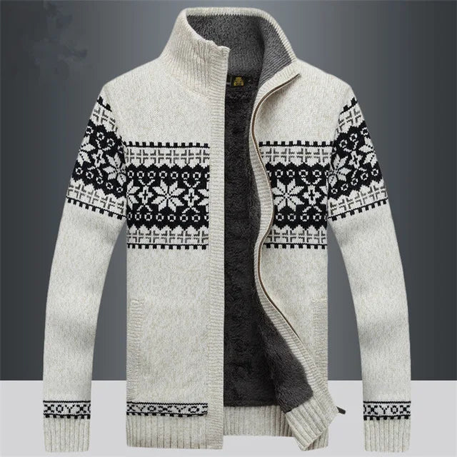 Gemütliche Herren Strickjacke mit Reißverschluss & hohem Kragen. Bequemes nordisches Design für kühle Tage.