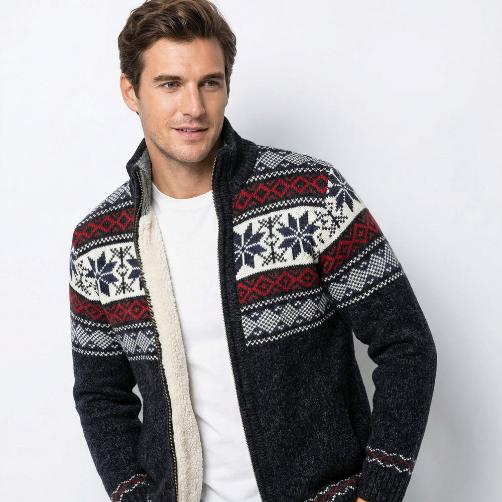 Warme Herren Strickjacke mit Reißverschluss und hohem Kragen. Bequeme Winterjacke im klassischen nordischen Stil.