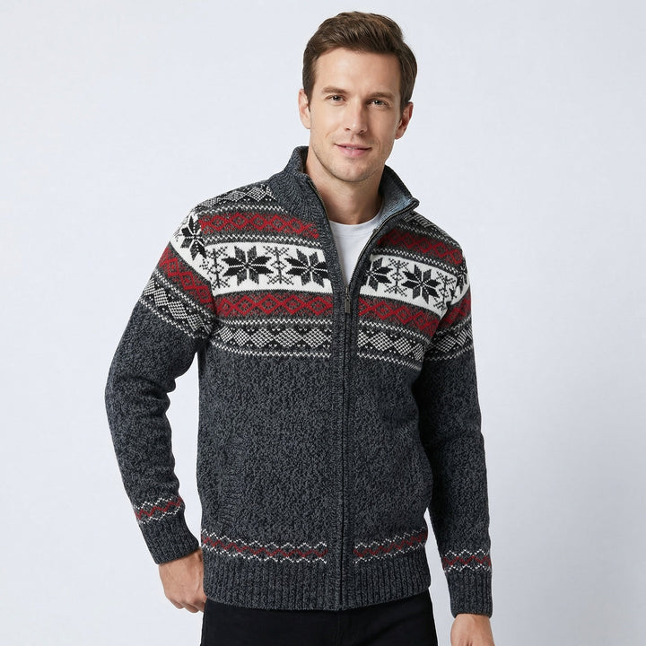 Moderne Herren Strickjacke mit durchgehendem Reißverschluss. Warmer Kragen & nordisches Design für Winterkomfort.