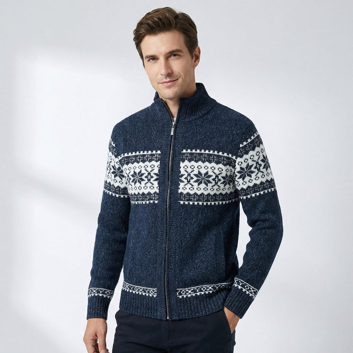 Warme Winter-Strickjacke für Herren mit hohem Reißverschlusskragen. Ideal für gemütliche Abende oder draußen.
