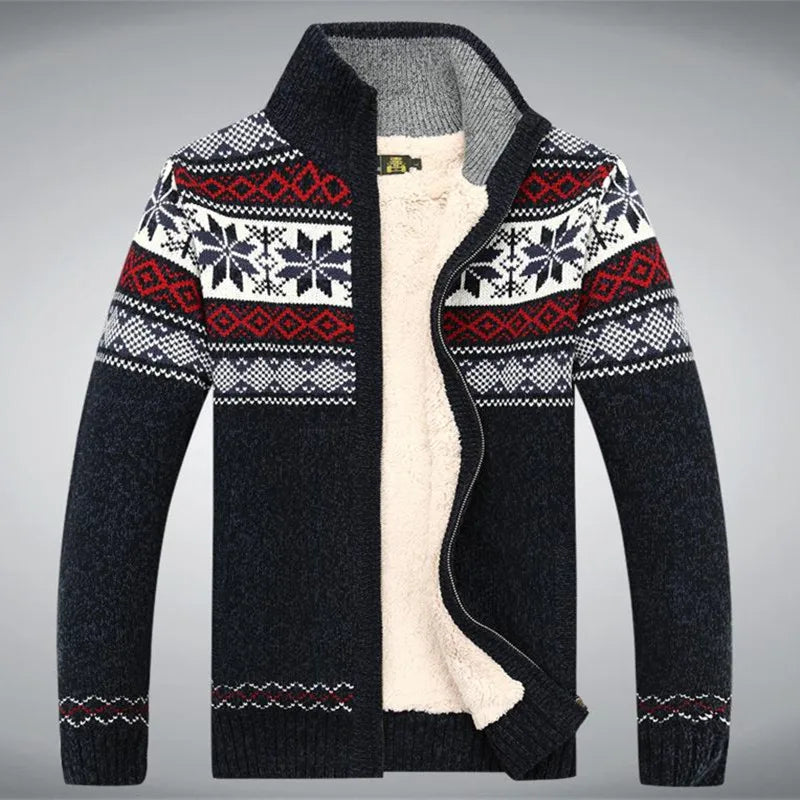 Mann trägt eine stilvolle Herren Strickjacke mit nordischem Muster, Reißverschluss und warmem Stehkragen.