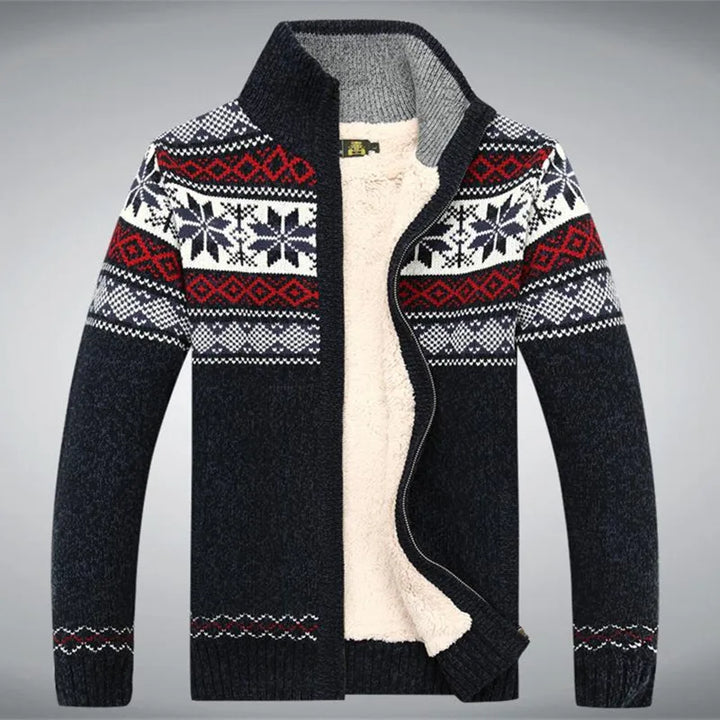 Mann trägt eine stilvolle Herren Strickjacke mit nordischem Muster, Reißverschluss und warmem Stehkragen.