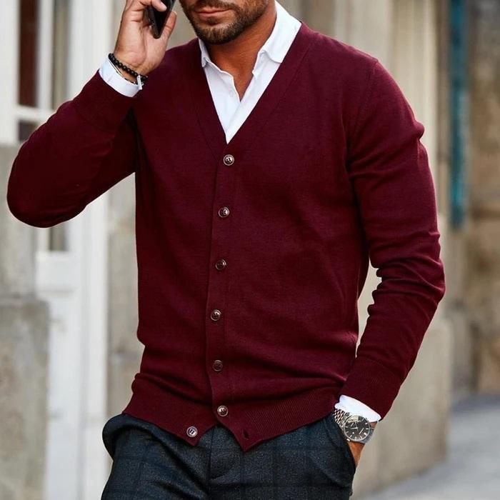Herren Strickjacke V-Ausschnitt aus Feinstrick mit Knopfleiste, ideal für Herrenmode in der Übergangszeit.