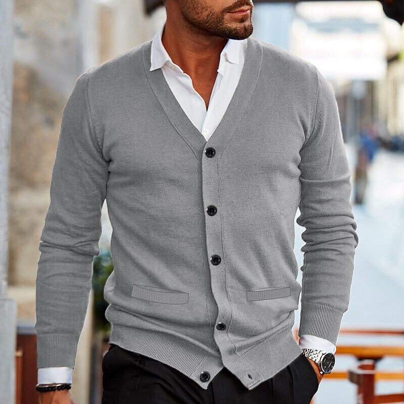 Warme Herren Feinstrickjacke mit V-Ausschnitt & Langarm. Bequeme Übergangsjacke für Männerkleidung.
