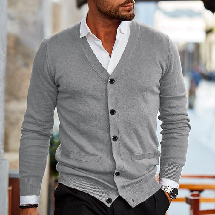Warme Herren Feinstrickjacke mit V-Ausschnitt & Langarm. Bequeme Übergangsjacke für Männerkleidung.