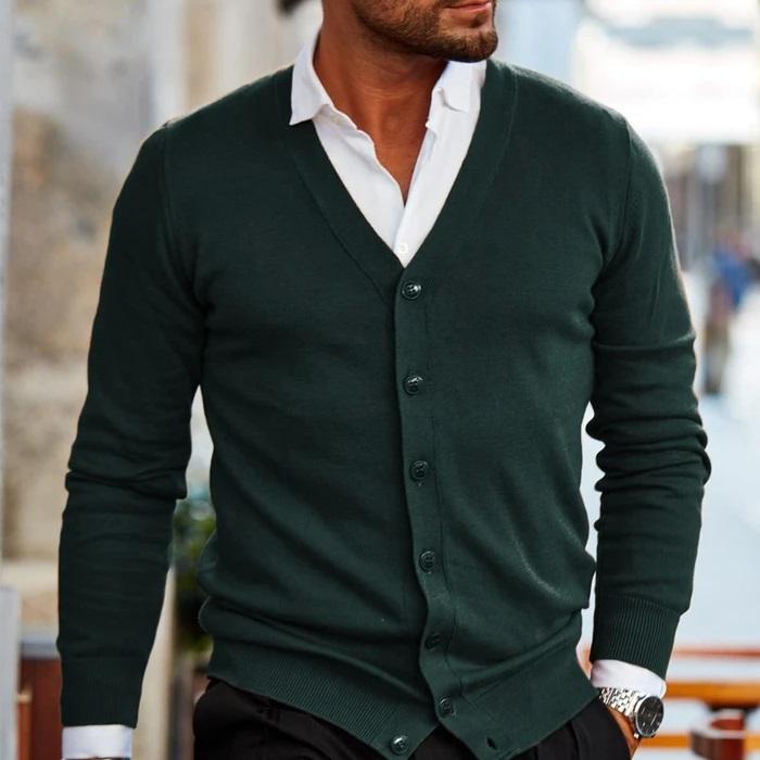 Stylische Herren Herbststrickjacke mit V-Ausschnitt. Feinstrick-Übergangsjacke für elegante Männerkleidung.