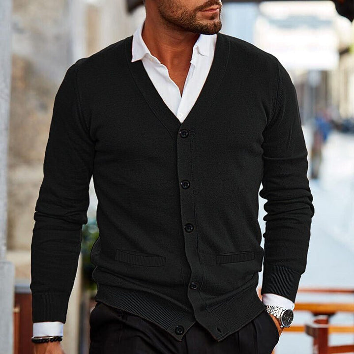 Hochwertige Herren Strickjacke V-Ausschnitt mit Knopfleiste. Eleganter Feinstrick für Übergangszeiten & Herbstmode.