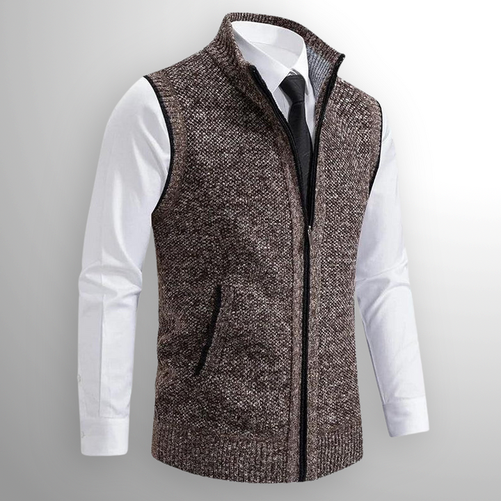 Moderne Herrenweste aus Strick mit praktischem Reißverschluss. Ärmellos für leichtes Layering. Komfortabel für jede Gelegenheit.