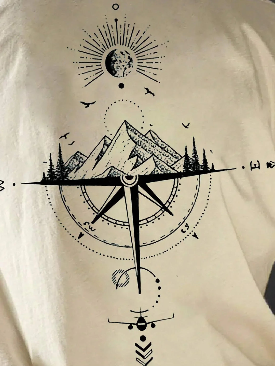 Sommerliches Kurzarm Herren T-Shirt "Gipfelblick" mit Bergszene, ideal für Outdoor-Aktivitäten.