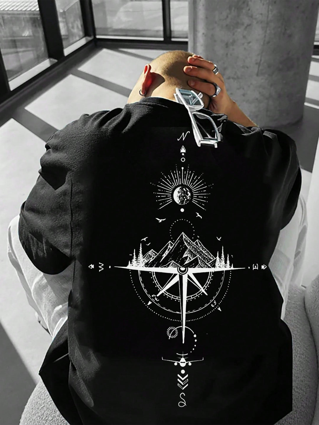 Trendiges Herren Rundhals T-Shirt Gipfelblick als Geschenk, ideal für Outdoor-Fans & Alltag.