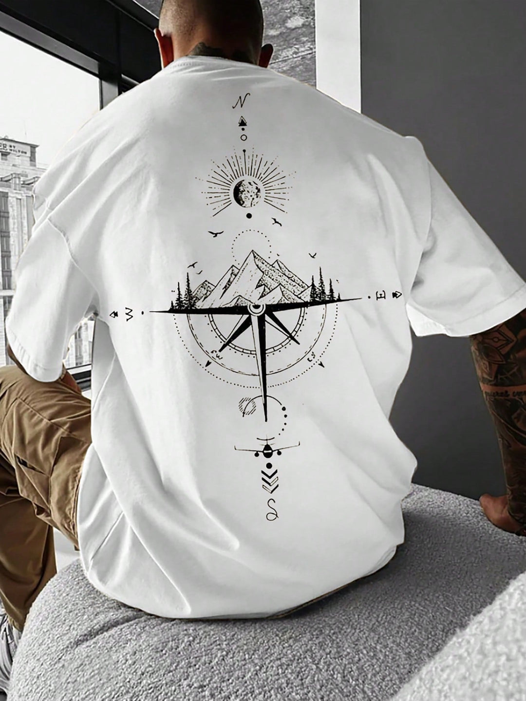 Hochwertiges Herren T-Shirt mit Gipfelblick Bergmotiv, perfekt für Casual Sommer-Outfits.