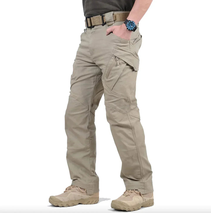 Detailansicht der vielen Taschen der TitanX Cargo Hose. Praktischer Stauraum für Werkzeug & Outdoor-Ausrüstung.