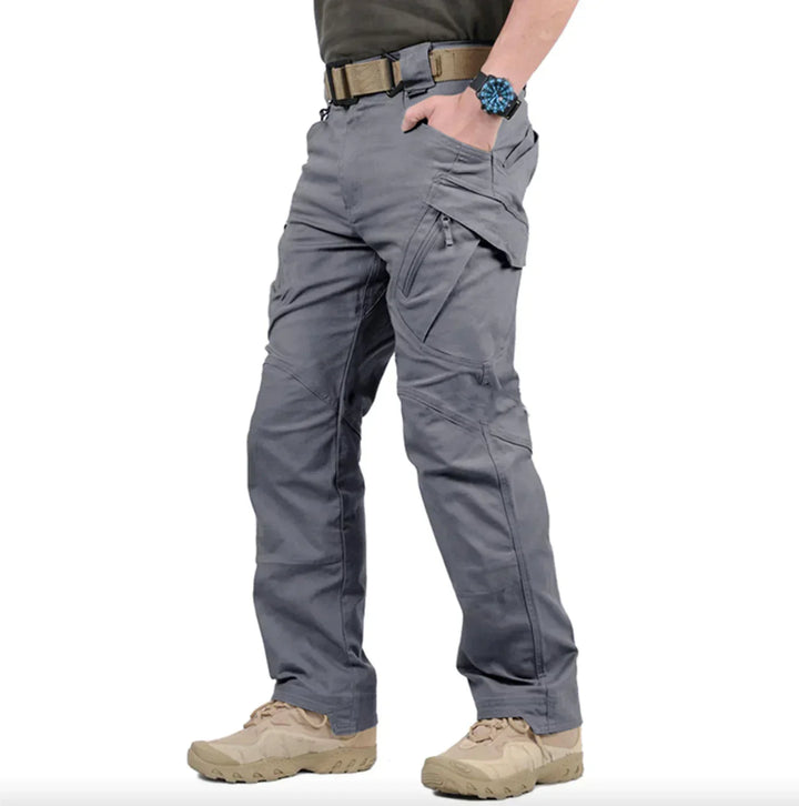 Herren TitanX Funktionshose im Profil. Vielseitige & robuste Arbeitshose, perfekt für Freizeit & Outdoor.