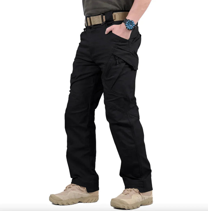 Detail der strapazierfähigen Kniepartie der TitanX Herrenhose. Robuste Wanderhose & Arbeitshose.