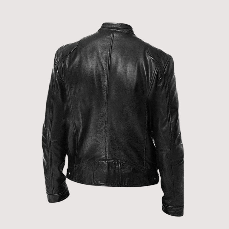 Mann trägt elegante Herren Übergangsjacke, perfekt für Freizeit und Outdoor-Aktivitäten im Herbst.