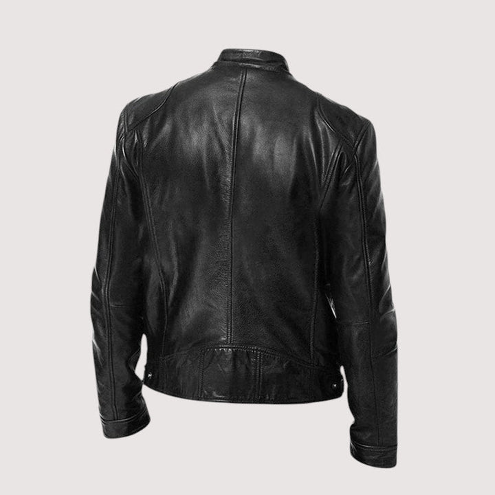 Mann trägt elegante Herren Übergangsjacke, perfekt für Freizeit und Outdoor-Aktivitäten im Herbst.