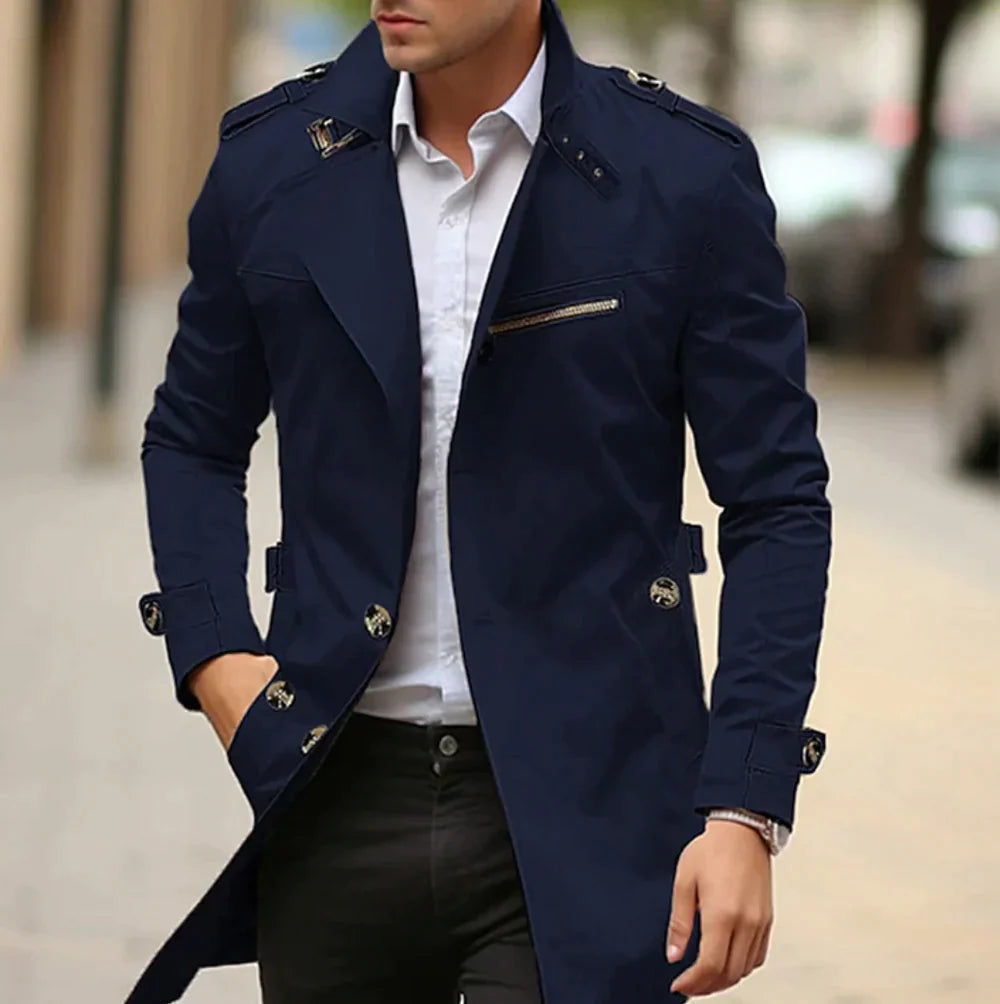 Stilvoller Herren Trench-Mantel, getragen von einem Model, ideal als Business- & Freizeit-Outerwear für Herbst.