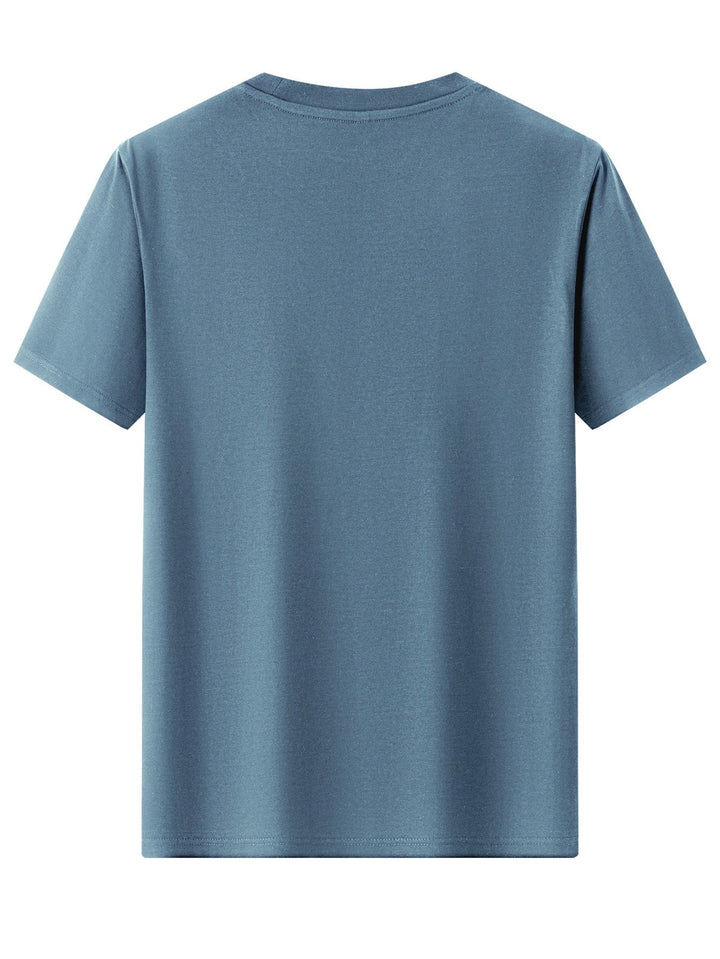 Mann trägt lässiges Herren T-Shirt '1976 Edition' im Vintage Stil; perfektes Trend T-Shirt für Sommer Mode.