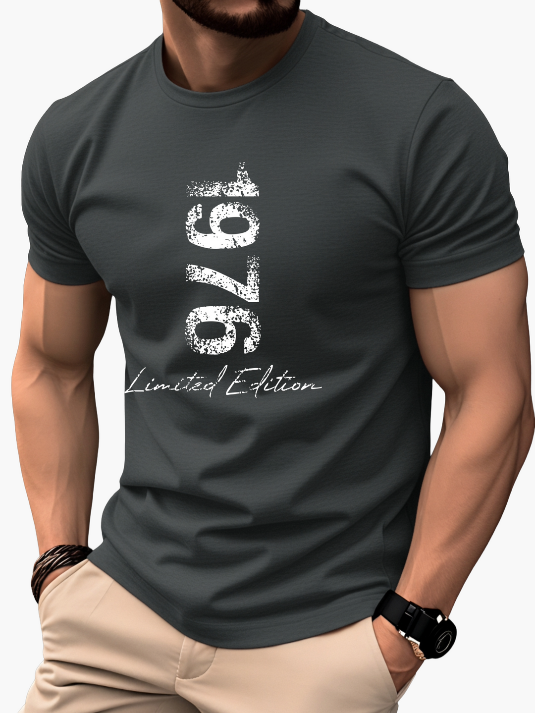Detailansicht des Vintage T-Shirts '1976 Edition' für Herren mit einzigartigem Retro-Design und weicher Baumwolle.