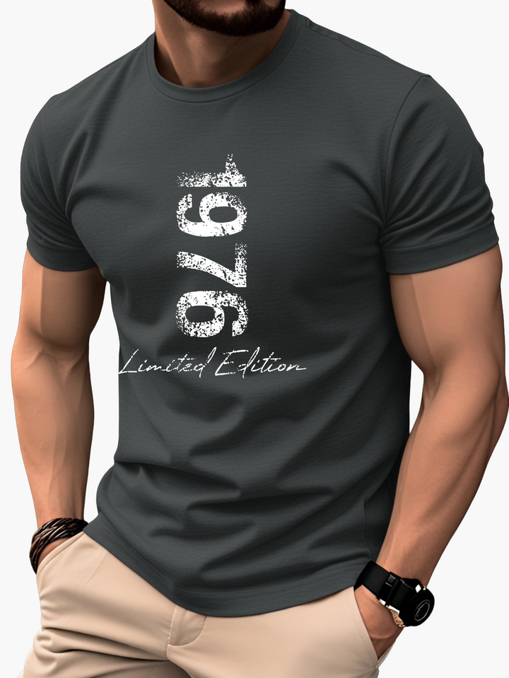 Detailansicht des Vintage T-Shirts '1976 Edition' für Herren mit einzigartigem Retro-Design und weicher Baumwolle.