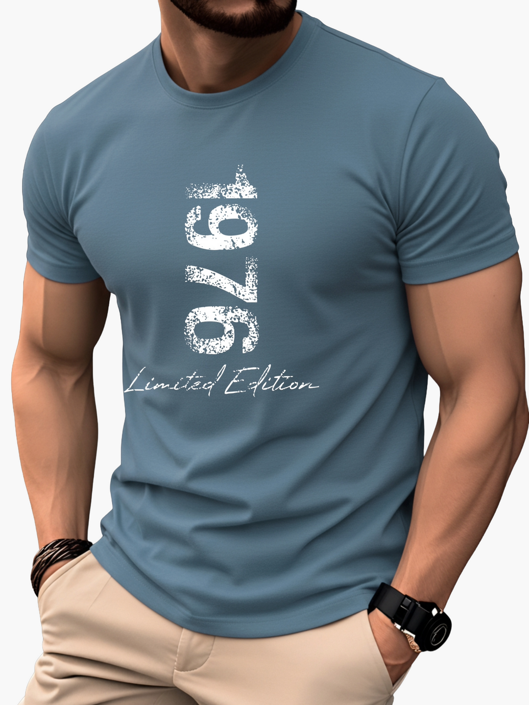 Herrenbekleidung: Vintage T-Shirt '1976 Edition' in Grau, mit Rundhals & kurzer Ärmel; lässiger Freizeit Look.