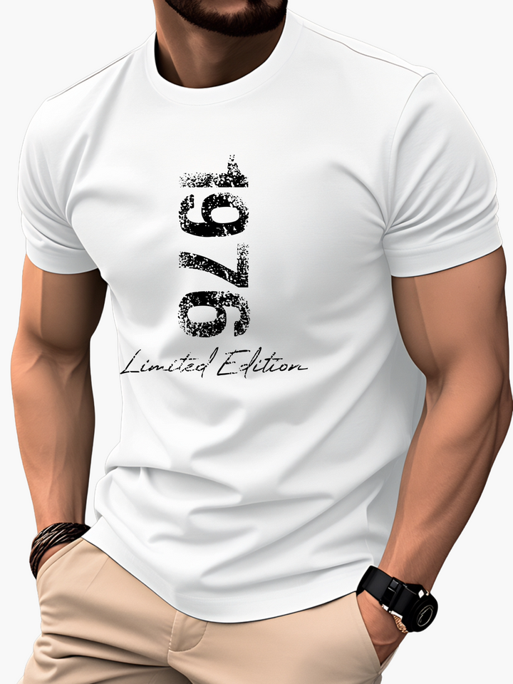 Männliches Model präsentiert das Vintage T-Shirt '1976 Edition'; trendiges Herren Shirt für jeden Casual Look.