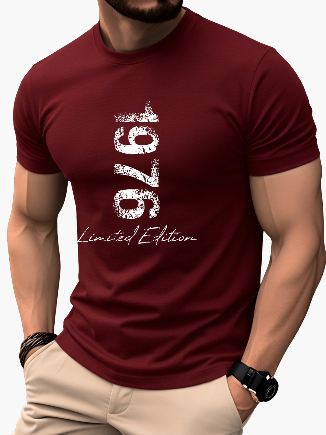 Nahaufnahme des '1976 Edition' Logos auf dem Herren Vintage T-Shirt; authentischer Retro Stil für Männer.