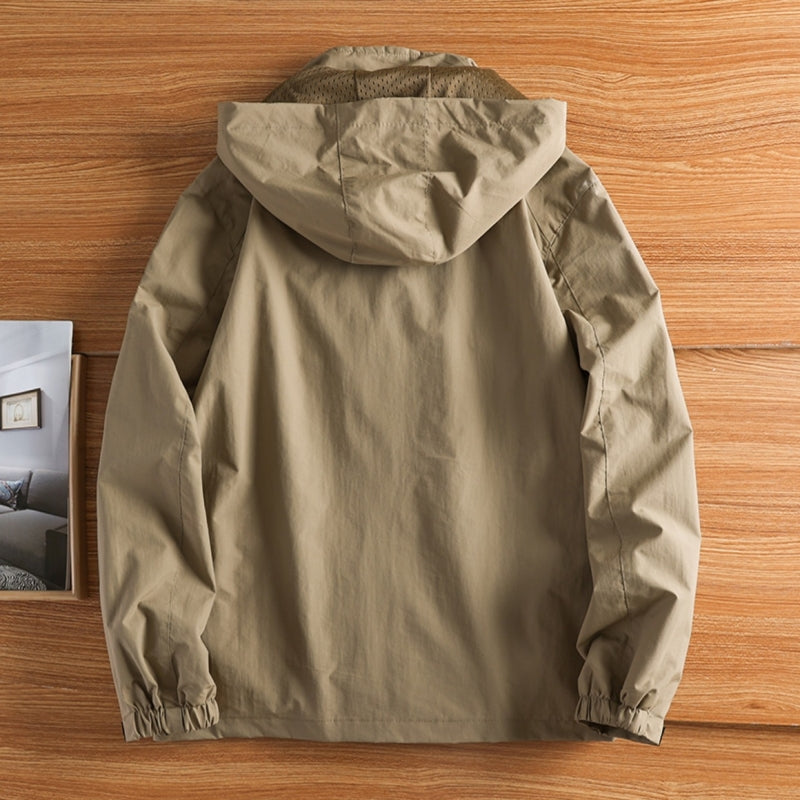 Stylische Herren Übergangsjacke, wasserfest & atmungsaktiv, perfekt für Outdoor-Aktivitäten im Herbst.