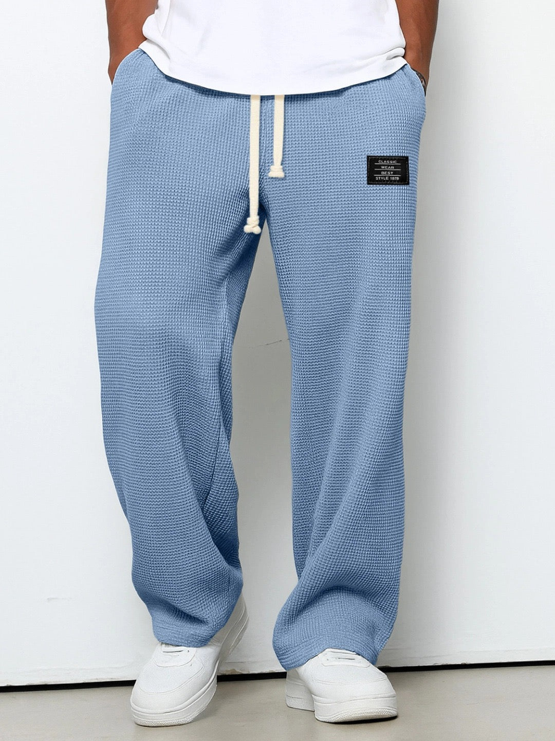 Herren Weite Hose mit verstellbarem Bund & praktischen Seitentaschen für lässigen Streetwear-Look.