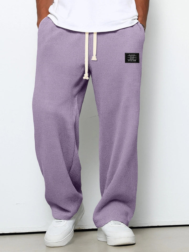 Herren Hose: Weit, lockere Passform, verstellbarer Bund & praktische Seitentaschen. Ideal als bequeme Streetwear-Freizeithose.