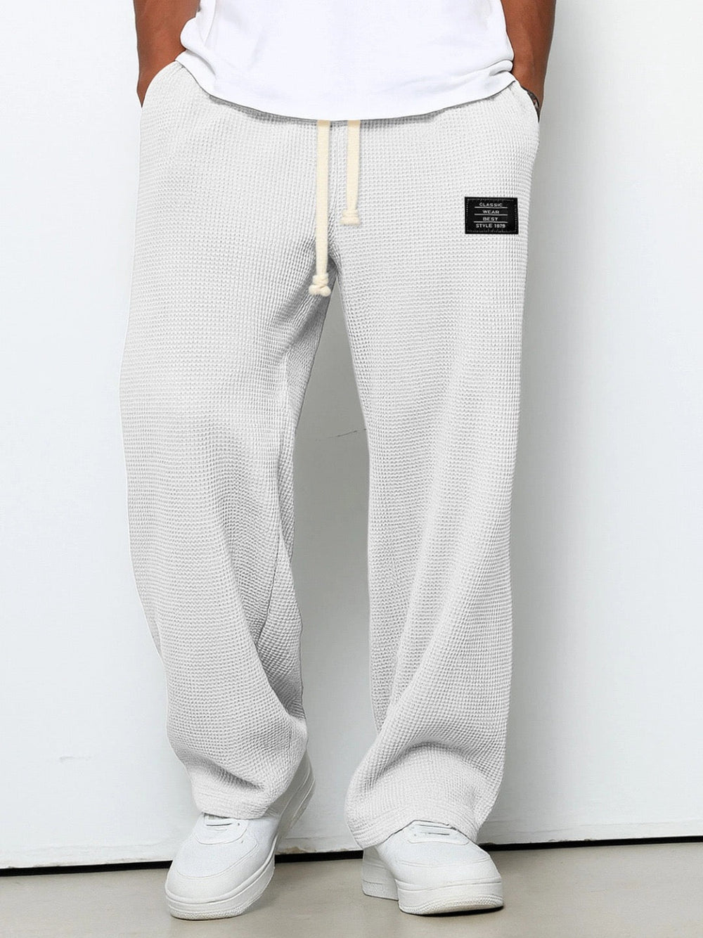Bequeme Herren Freizeithose, weit geschnitten mit verstellbarem Bund. Perfekt für modische Streetwear-Outfits.