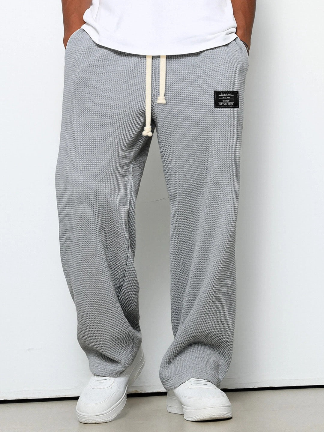 Lockere Herrenhose im Streetwear-Stil. Weite Passform, verstellbarer Bund und praktische Taschen für Alltag & Freizeit.