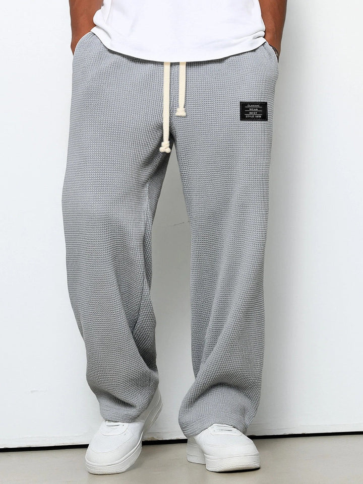 Lockere Herrenhose im Streetwear-Stil. Weite Passform, verstellbarer Bund und praktische Taschen für Alltag & Freizeit.