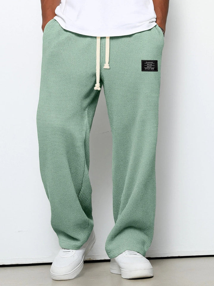 Alltagstaugliche Herrenhose: Locker geschnitten, weit mit verstellbarem Bund & praktischen Taschen. Bequem für jede Gelegenheit.