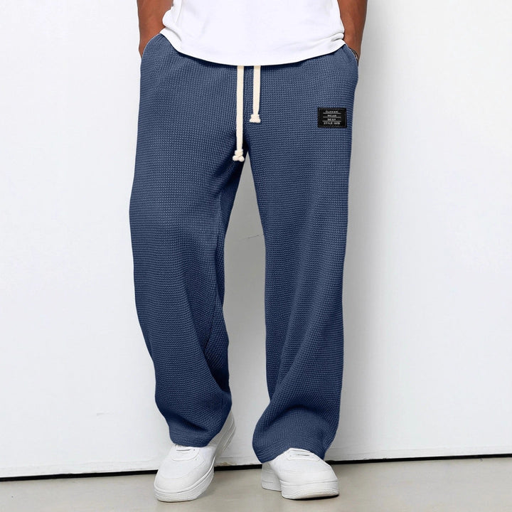 Streetwear Herrenhose mit weitem Schnitt. Verstellbarer Bund & Taschen machen diese Freizeithose vielseitig und stylish.