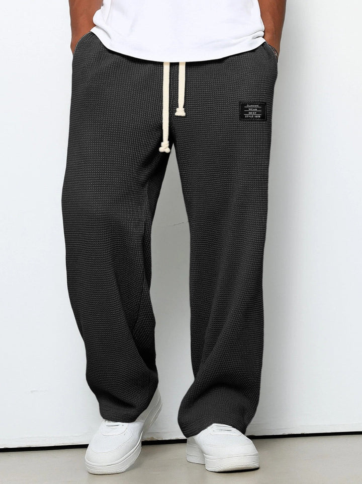 Weite Herrenhose im trendigen Streetwear-Design. Mit verstellbarem Bund und praktischen Taschen – super bequem und stylisch.